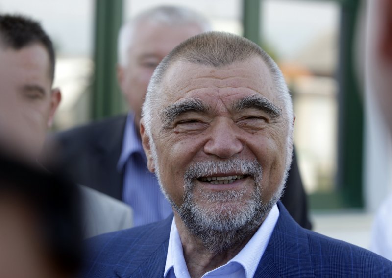 Mesić s papom o uklanjanju križeva