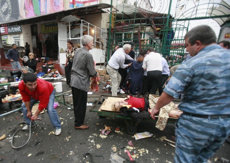 Pet mrtvih u eksploziji autobombe na tržnici