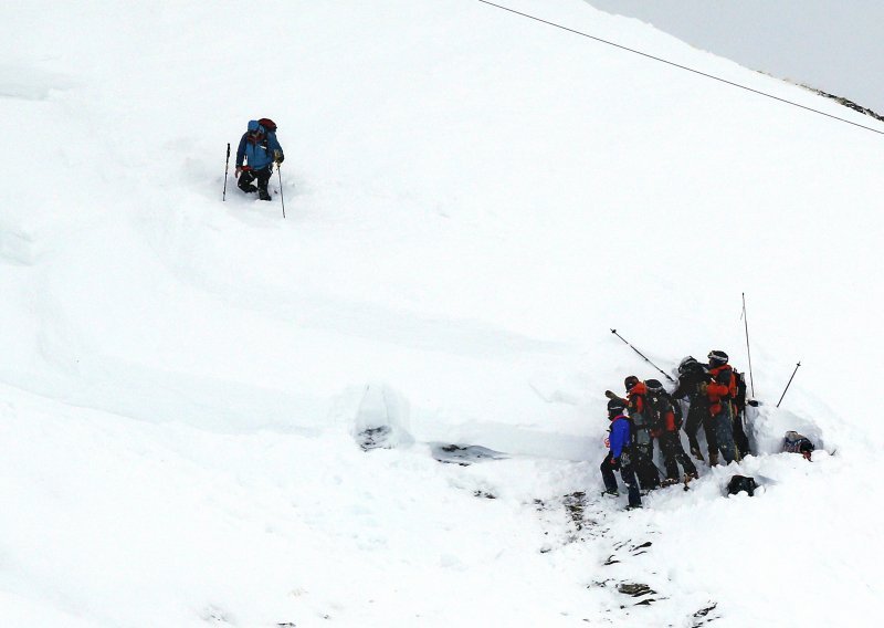 Tragedija u francuskim Alpama, trojica skijaša poginula u lavini