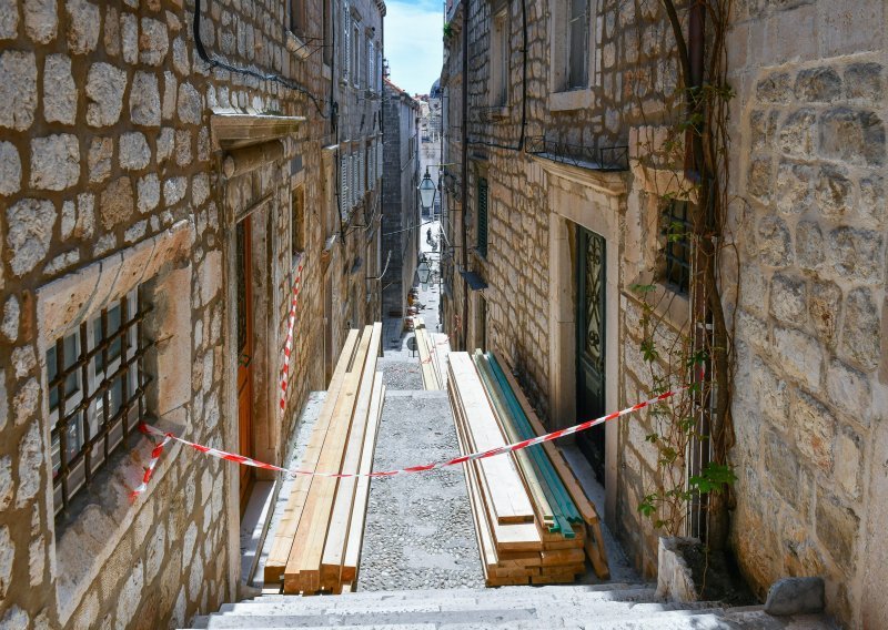 [FOTO] Čačić se ispričao zbog urušavanja kuće u Dubrovniku, najavio obnovu