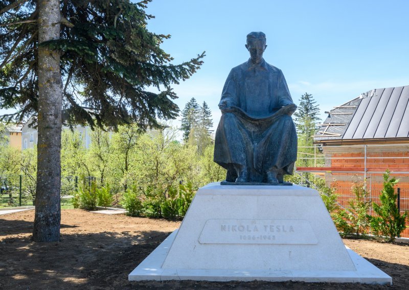 Ponovno postavljeni spomenik Nikoli Tesli je odljev odljeva, ali ravnateljica Muzeja Like Gospić objasnila je zašto je ipak original