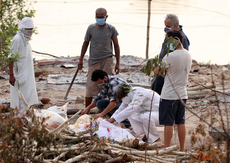 Trupla žrtava koronavirusa plutaju svetom rijekom Ganges