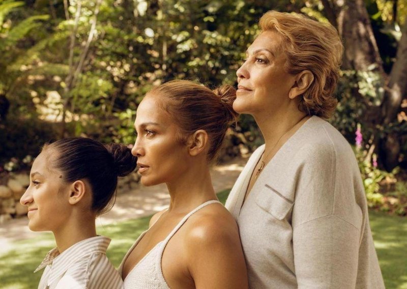 Nevjerojatna ljepota: Jennifer Lopez objavila fotografiju s mamom i kćeri i raspametila obožavatelje