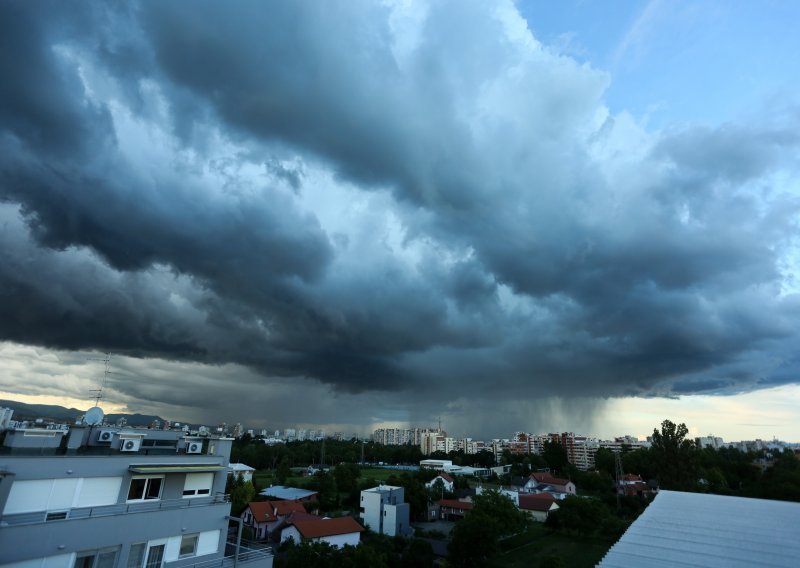 Nevrijeme u Zagrebu i okolici: U naletima vjetra rušila se stabla, oštećeni krovovi i vozila