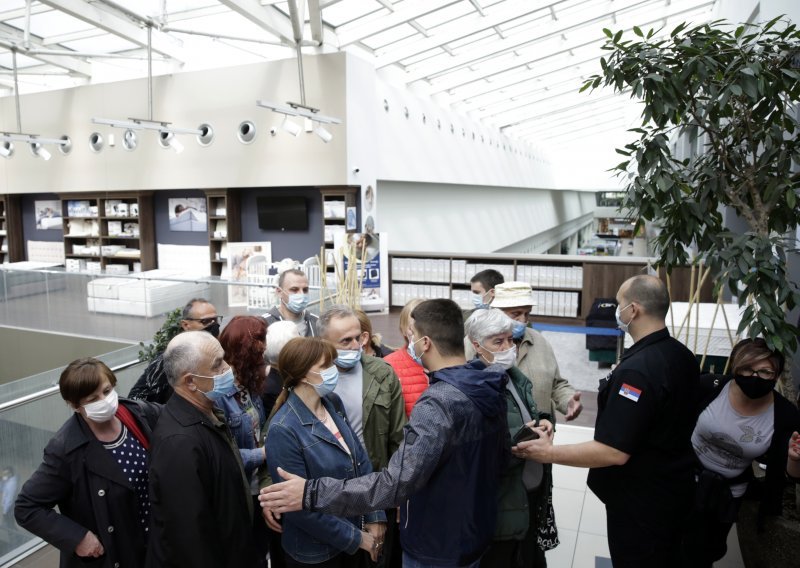 [FOTO] Gužva u Beogradu: Otvorili punkt za cijepljenje u šoping centru, prvih 100 dobili novac, nastao stampedo