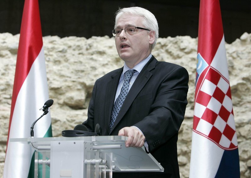 Josipović i Šeks popričali pred Saborom