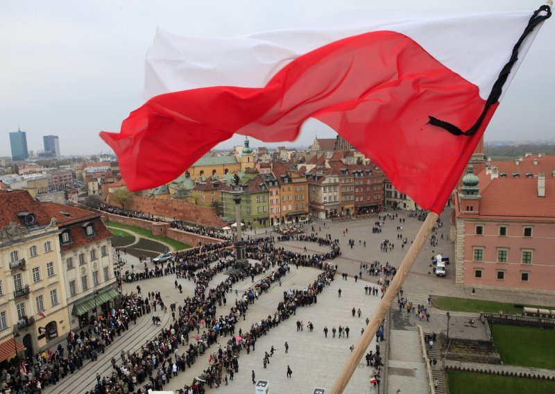 Satima na kiši odaju počast Kaczynskom