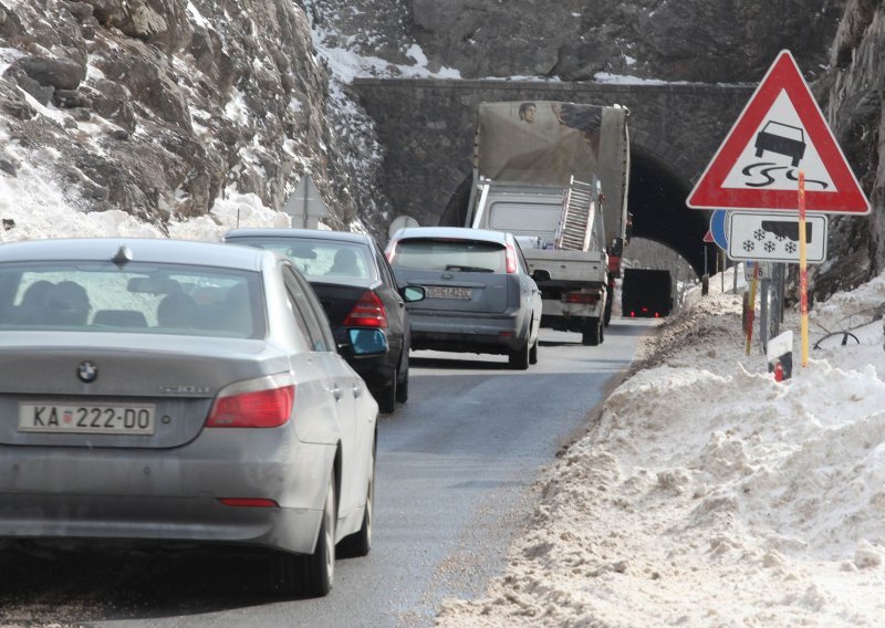 Bura, snijeg i prosvjedi stvaraju probleme u prometu