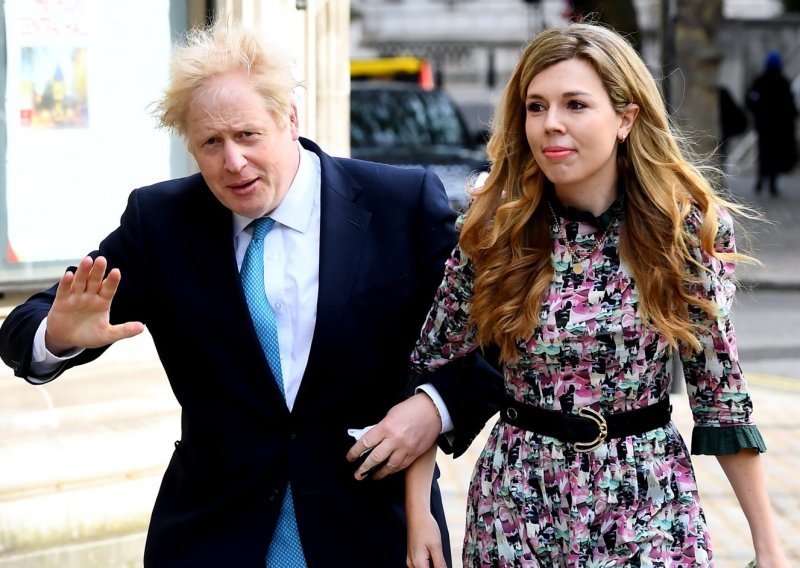 Nadzorno tijelo britanskog parlamenta istražuje Johnsona zbog putovanja