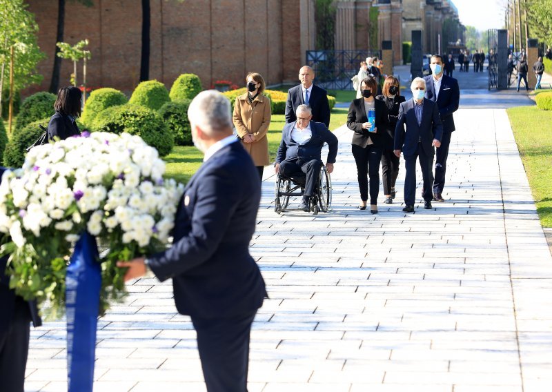 [FOTO] Brojne delegacije na Mirogoju položile vijence povodom Dana oslobođenja Zagreba