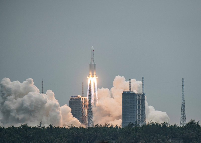 [FOTO] Ostaci kineske rakete Dugi marš 5B pali u Indijski ocean, zapadno od Maldiva; NASA kritizira netransparentnost