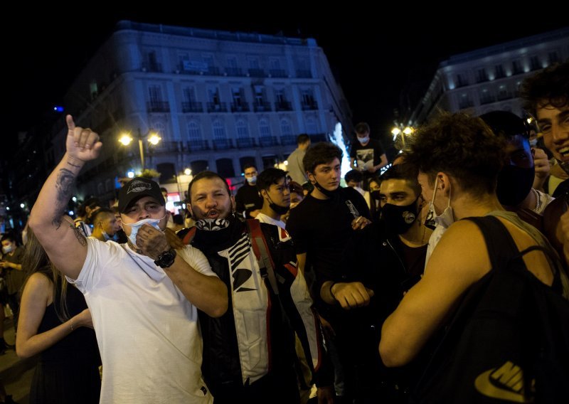 [FOTO] Španjolci pohrlili na ulice i u kafiće; ukinuto im izvanredno stanje nakon pola godine