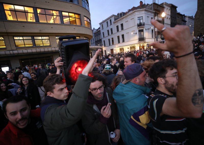 [FOTO] Mladi u Bruxellesu bez maski i razmaka izišli na ulice proslaviti ukidanje policijskog sata; iza ponoći ih rastjerala policija