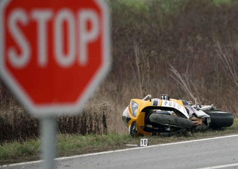 Motociklom se zabio u stup i poginuo