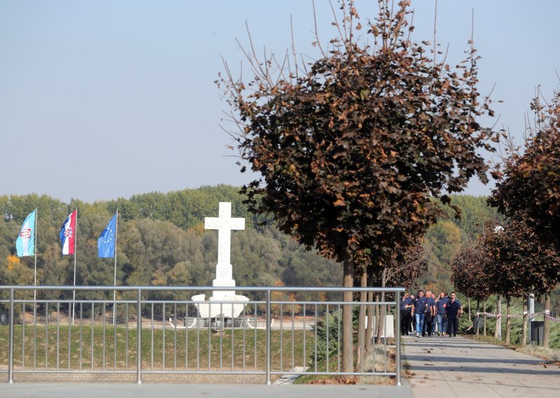 Novi incident u Vukovaru: Desetine mladića odjevenih u crno razvile transparent podrške privedenima, šef SDSS-a tvrdi da se u blizini opet čulo 'Ubij Srbina'