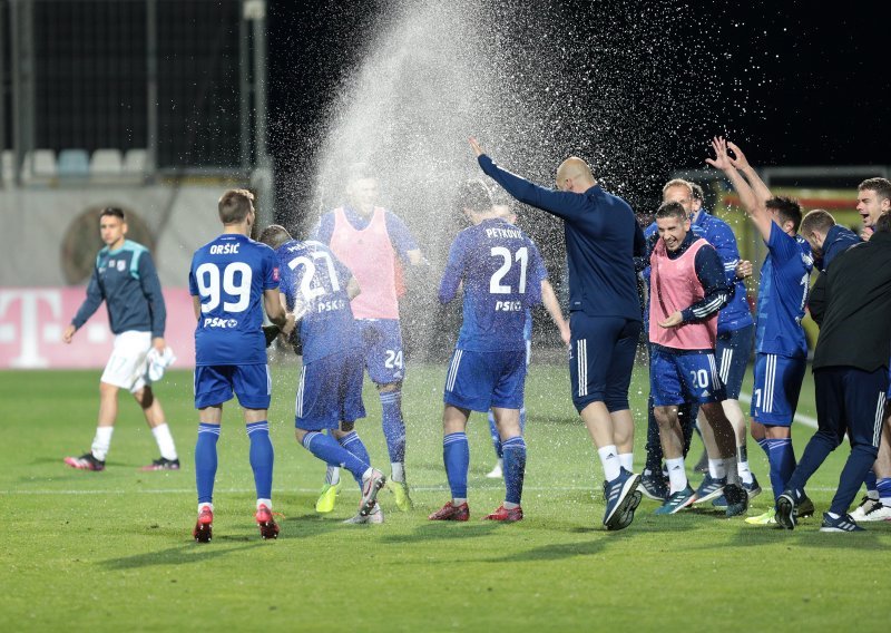 [VIDEO/FOTO] Dinamo 'petardom' počastio Rijeku i potvrdio naslov prvaka; 'modri' su primili gol već u 22. sekundi utakmice, a onda protutnjali Rujevicom uz čak tri autogola domaćih nogometaša