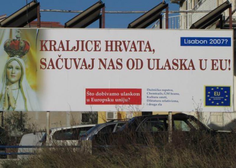 Plakat kod Splita postavio vjernik i pobornik teorije zavjere