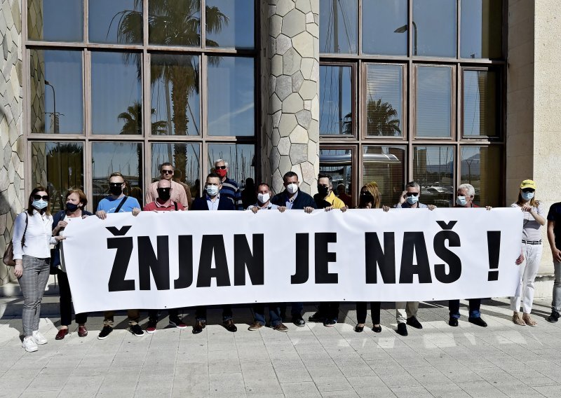 [FOTO] Splitski SDP-ovci prosvjedovali, traže poništenje davanja koncesije za Žnjan
