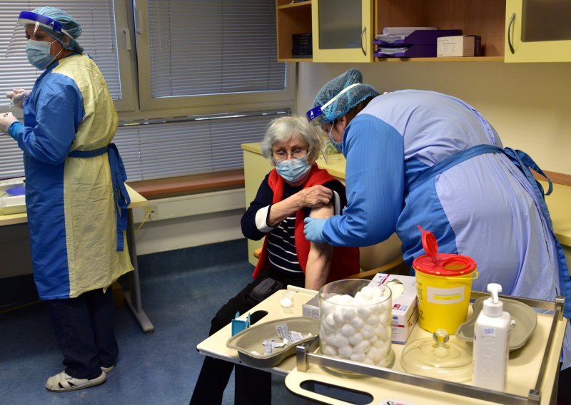 Slovenski epidemiolozi nakon 'mirnog ljeta' predviđaju jesenski val, objasnili što će biti s drugom dozom AstraZenece