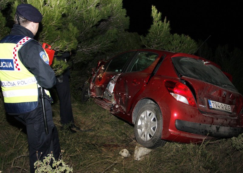 Peugeotom sletjeli u provaliju od 30 metara