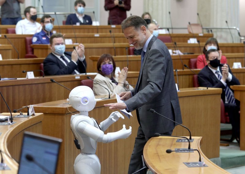 [VIDEO/FOTO] Robot u Saboru 'provocirao' Jandrokovića pa iskusio hladan tuš: 'Pitanje vaše pravne osobnosti nije riješeno'