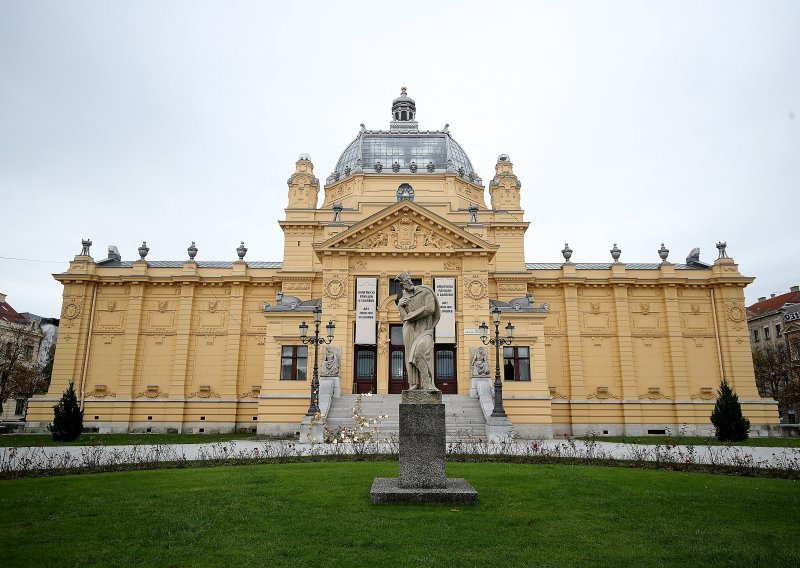 Izložba Slavomira Drinkovića ispred Umjetničkog paviljona