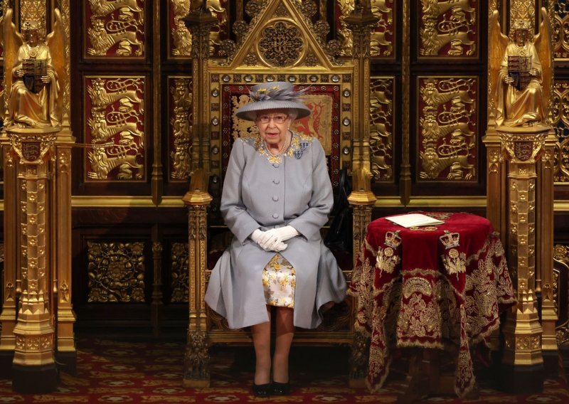Prvi put u 120 godina: Na otvorenju parlamenta Kraljica Elizabeta II sjedila je sama, a umjesto trona princa Philipa stajao je stol
