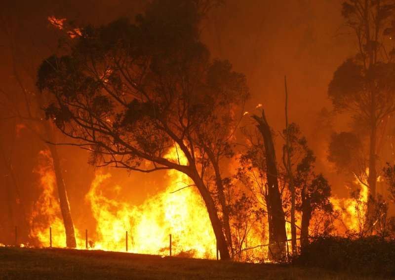 Australijom bijesne požari, uništeno najmanje 30 kuća