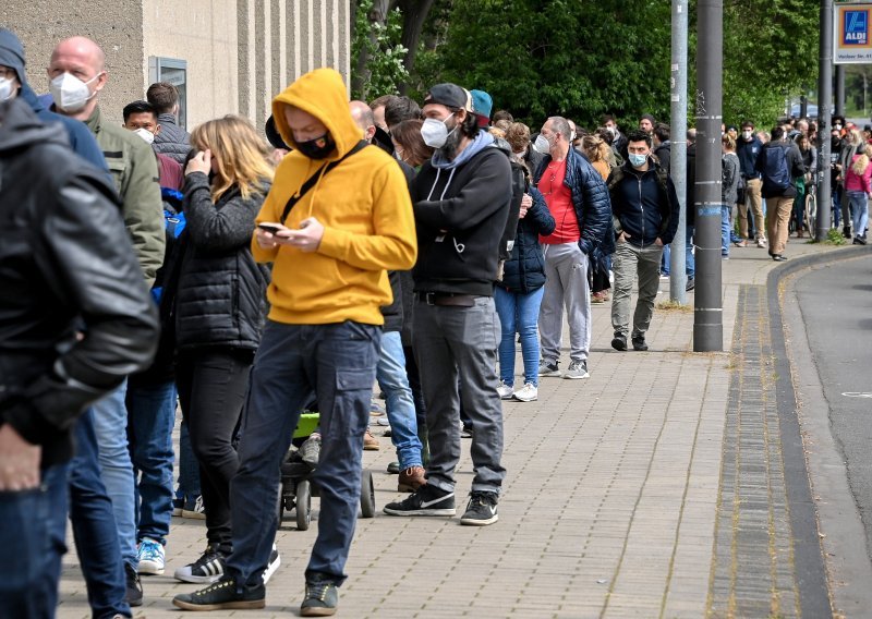 Nijemci koji se žele cijepiti postaju sve agresivniji: Upadaju u ordinacije preko reda, traže drugu dozu ranije da bi mogli na ljetovanje...