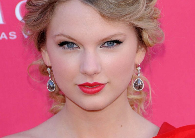 Taylor Swift potukla Susan Boyle