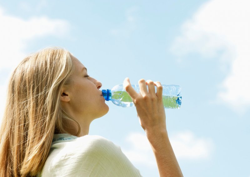Flaširana voda neusporedivo štetnija po okoliš od vode iz slavine, a zdravstveni razlozi ne opravdavaju njenu uporabu