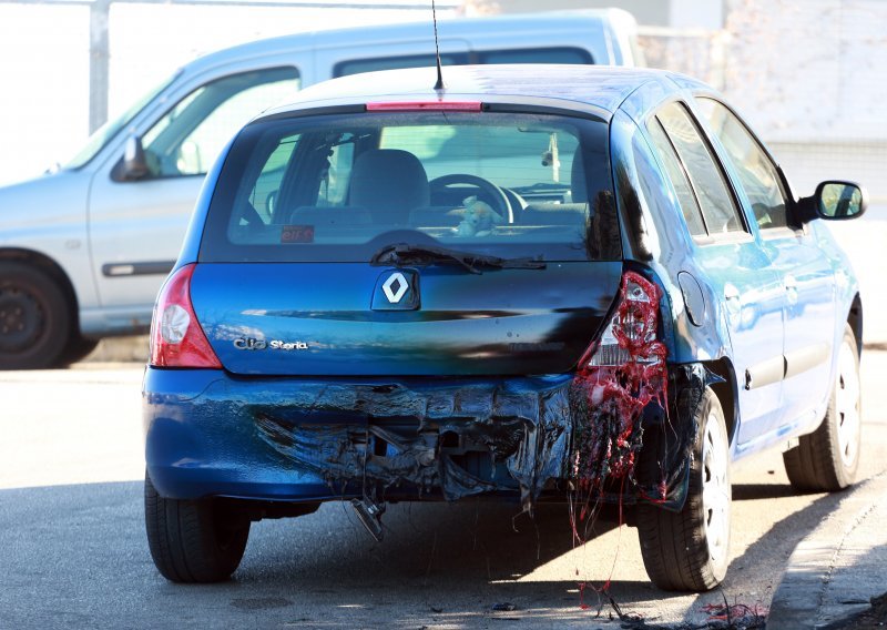 Mladić u Metkoviću sam ugasio automobil koji mu je netko zapalio; uhićen je muškarac koji mu je dan ranije prijetio smrću