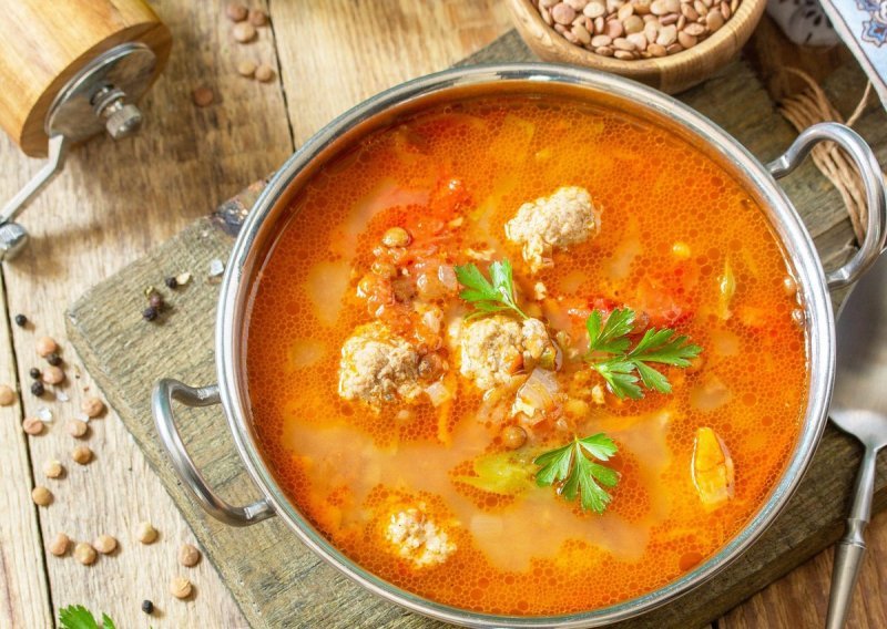 Recept koji vam sigurno treba: Bogato začinjena juha od rajčice i leće idealna za ručak, ali i večeru