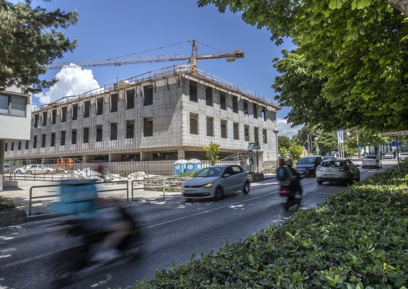 Tako radi Ministarstvo pravosuđa: Naknadno zidaju kat na zgradi suda, a parkinga nema ni za lijek