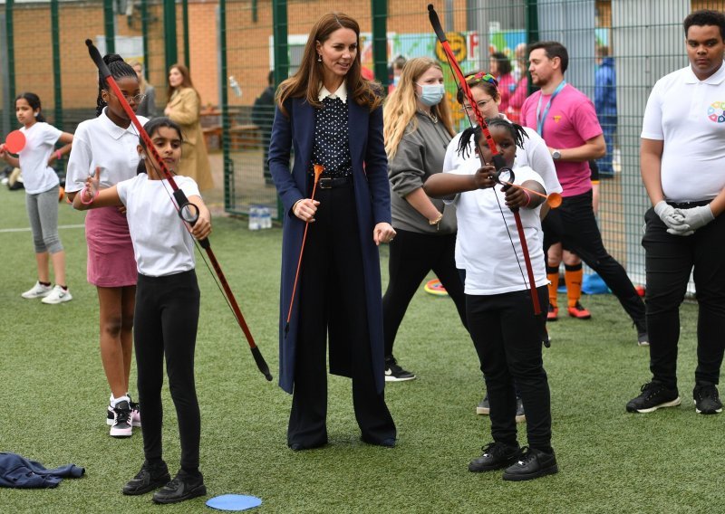 Kate Middleton očitala još jednu lekciju iz stila u šarmantnoj košulji
i elegantnim hlačama koje laskaju figuri