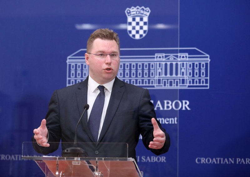 Povjerenstvo kaznilo bivšeg ministra Pavića s 5000 kuna zbog kupovanja darova