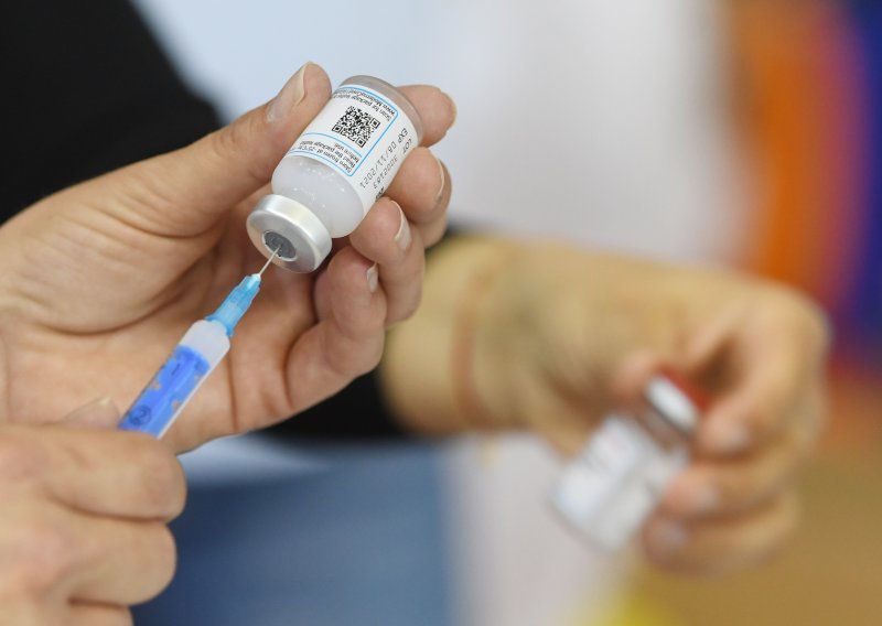 Francuska ima dvadeset milijuna cijepljenih prvom dozom