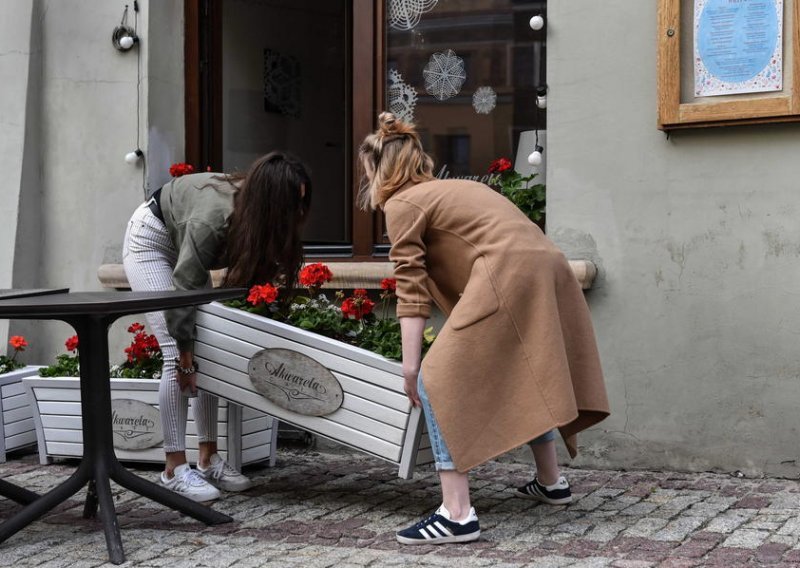 Poljaci šampanjcem dočekali otvaranje terasa kafića i restorana: 'Život se vraća u normalu'