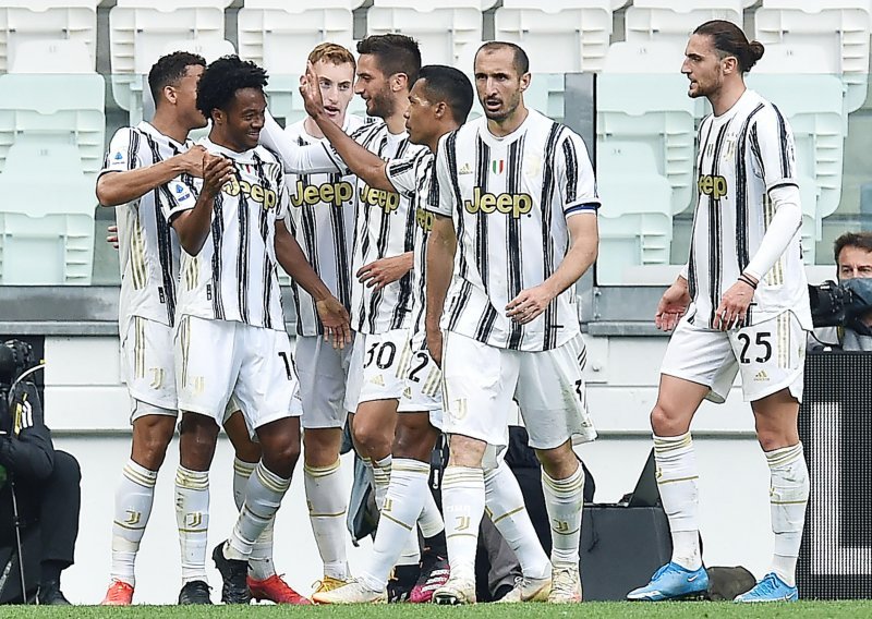 Juventus u dramatičnom derbiju pobijedio Inter i ostao u borbi za Ligu prvaka; Brozović u četiri minute zaradio dva žuta kartona, Perišić skrivio penal