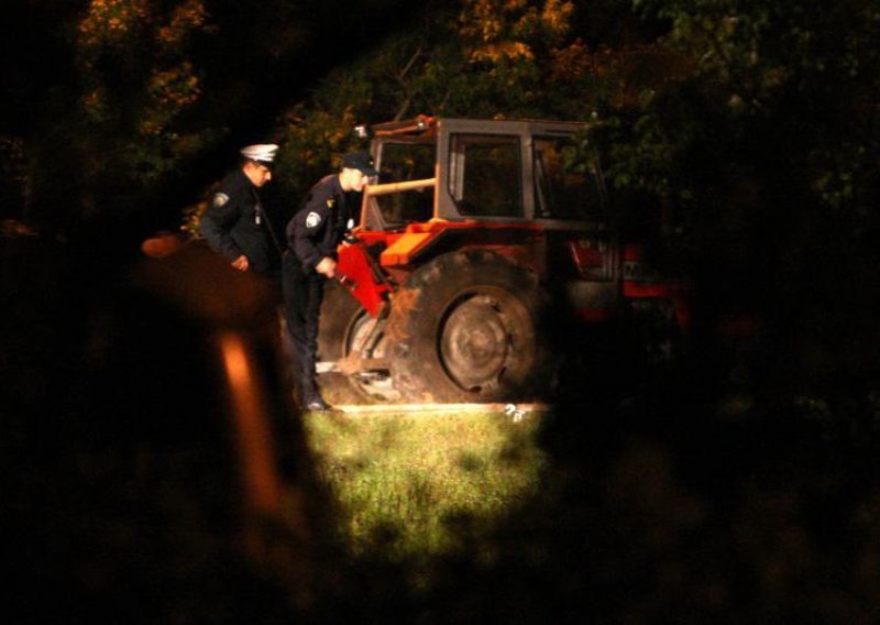 Pijan traktorom prešao policajki preko stopala