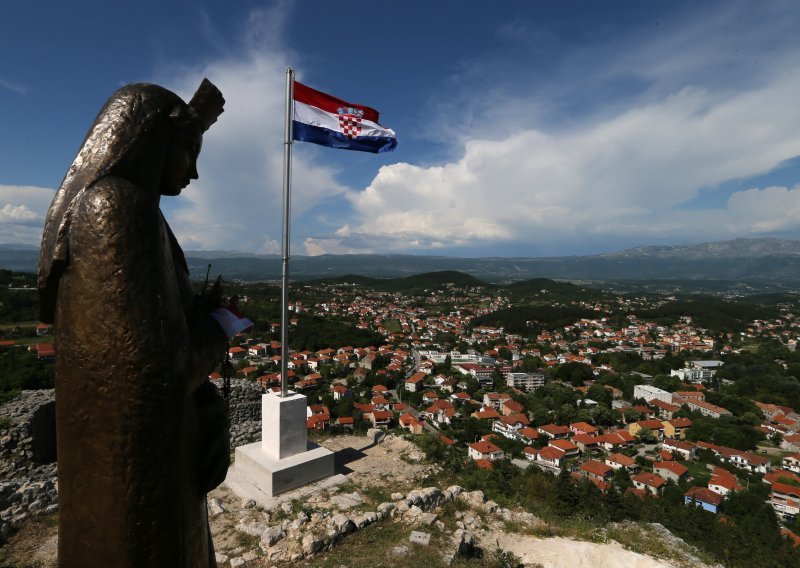 Poletjele šake, palo i privođenje: Na sinjskom području dva fizička sukoba u izbornom danu