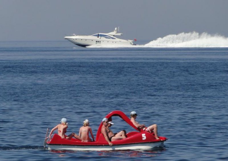 Turisti već zaradili niz kazni na moru