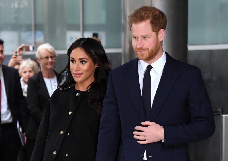 Poruka iz palače je jasna: Meghan Markle i princ Harry moraju se odreći svojih titula!