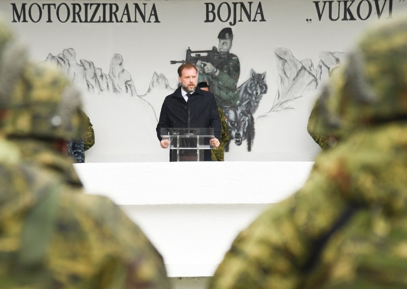 Banožić ispratio kontigent HV-a u NATO operaciju KFOR-a na Kosovo: Zadaća na koju krećete je zahtjevna i odgovorna. Vodite računa jedni o drugima