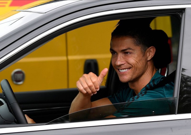 [VIDEO] Više nema dvojbi da Ronaldo odlazi; u okrilju noći na kamion je utovario sedam limenih ljubimaca vrijednih milijune eura i preselio ih iz Torina
