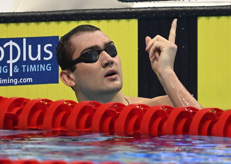 Na svijetu nema bržeg plivača u ovoj disciplini i ovom tehnikom od Rusa Klimenta Kolesnikova; ovim rezultatom ostvario je tri čudesna ostvarenja