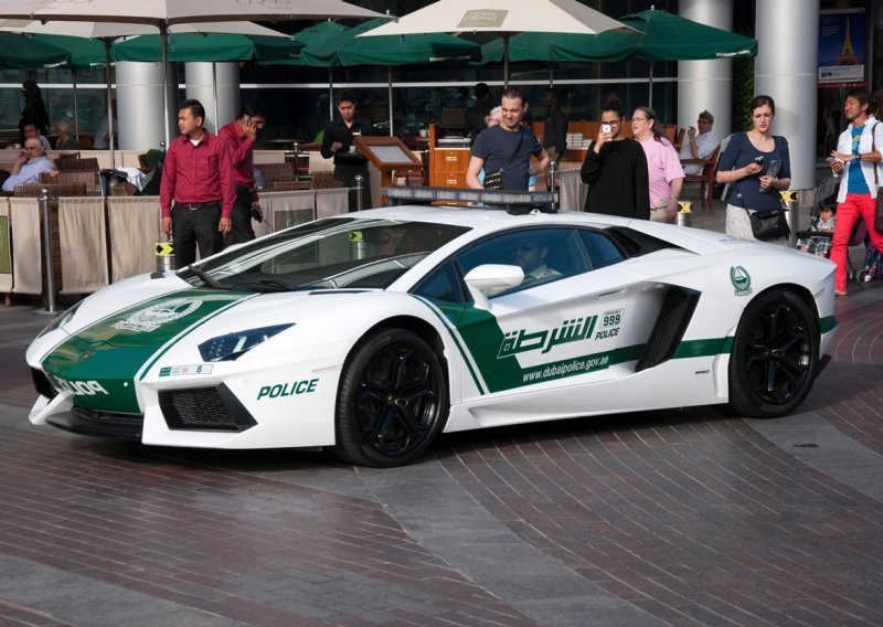 Policija u Dubaiju opravdala svoju ergelu super auta