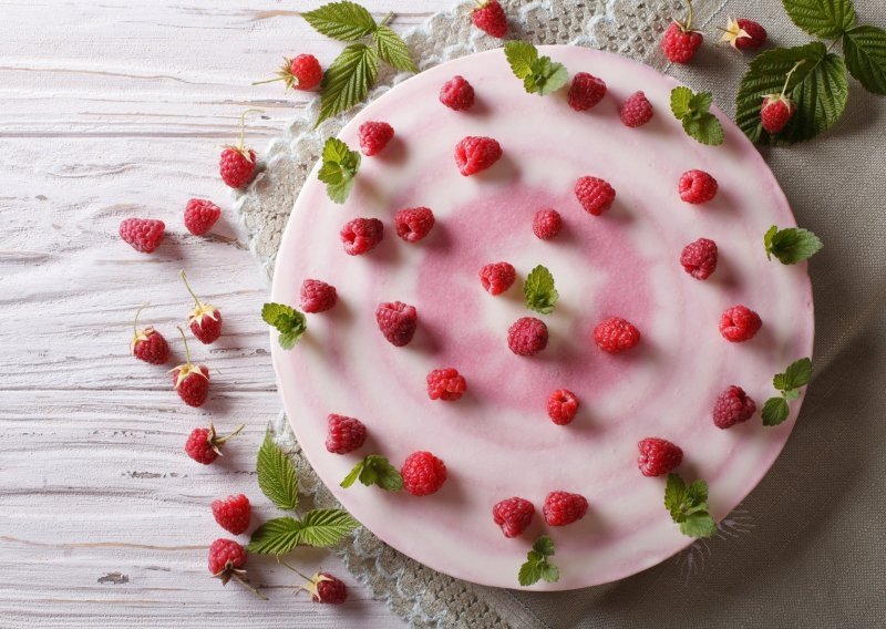 S malinama i bijelom čokoladom: Savršen ljetni cheesecake koji ćete obožavati jesti, ali i pripremati
