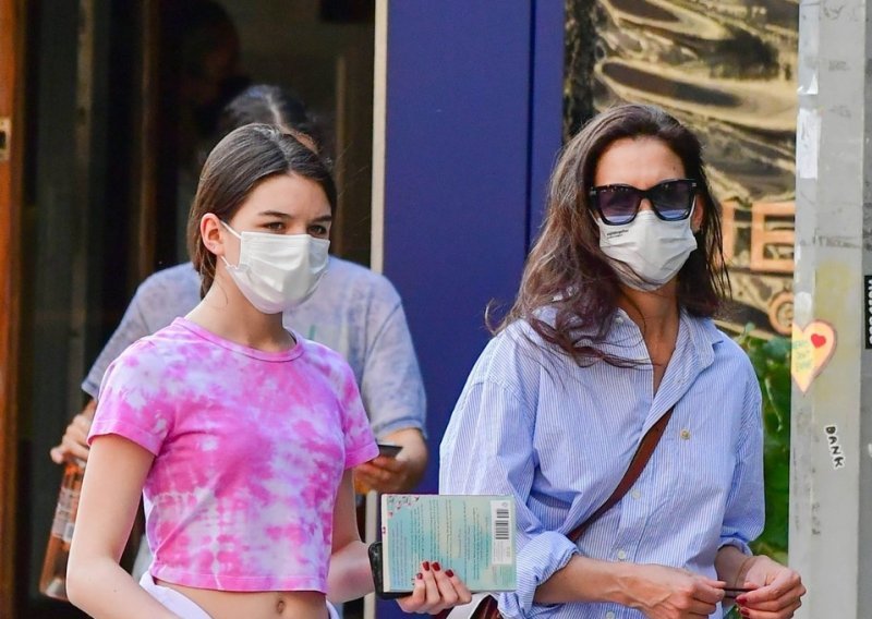 Katie Holmes u šetnji s 15-godišnjom kćeri Suri Cruise pokazala besprijekoran osjećaj za stil