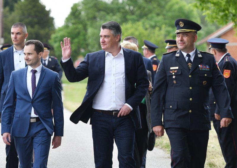 [FOTO] Milanović postao počasni član DVD-a pa se raspričao: Riknuo mi je polovni Renault, zapeli smo u snijegu, nekakva služba je došla po nas...